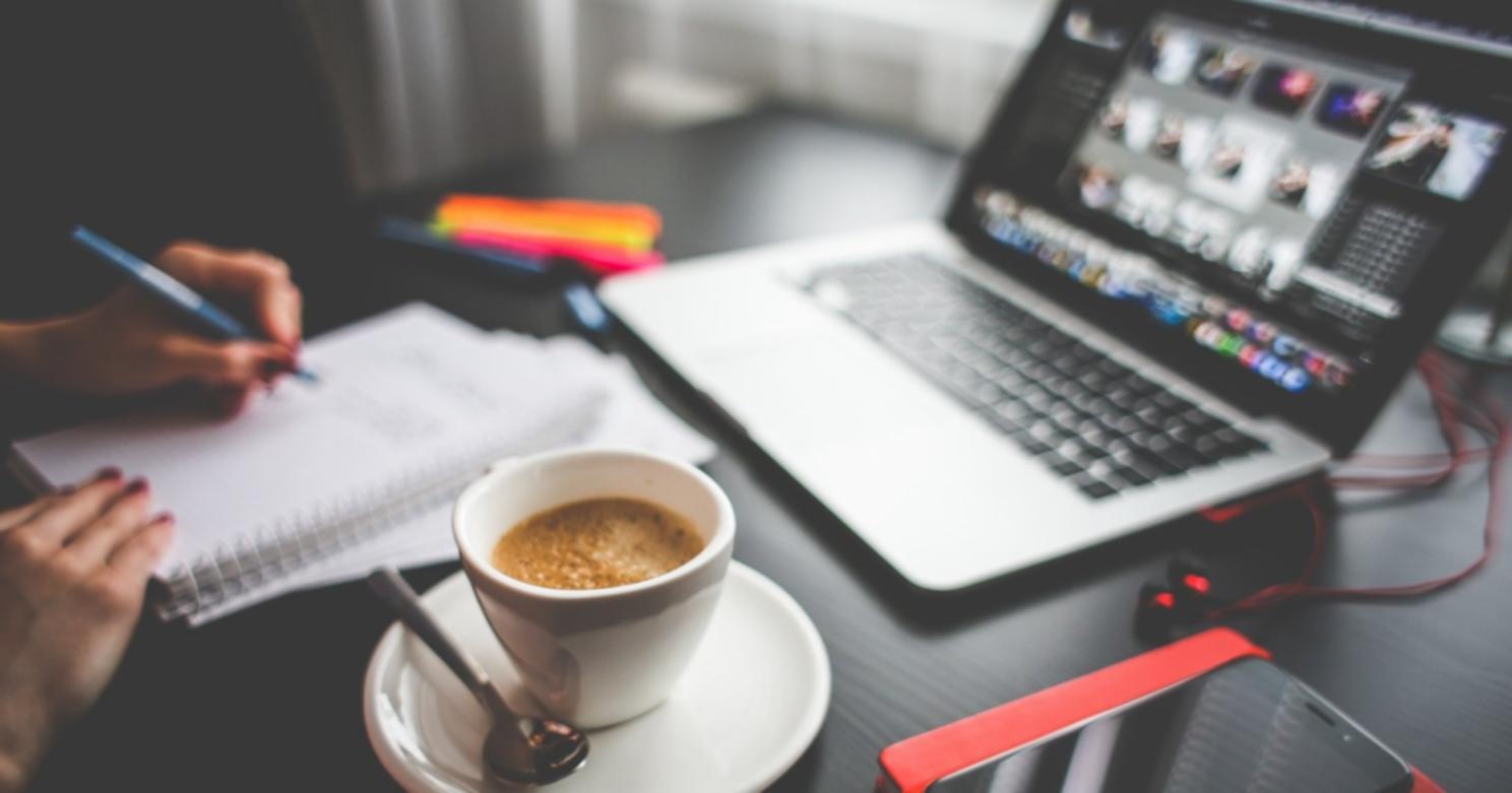 Farbgrading-Workstation mit professionellem Monitor-Setup